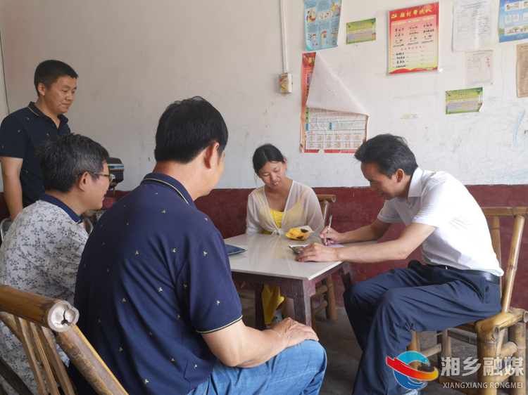 产业集团慰问困难党员.png