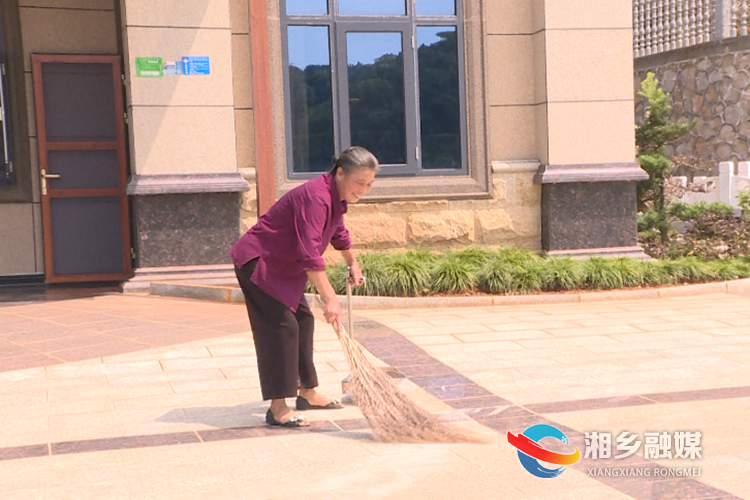 村民王芳桂坚持每天打扫卫生。.png
