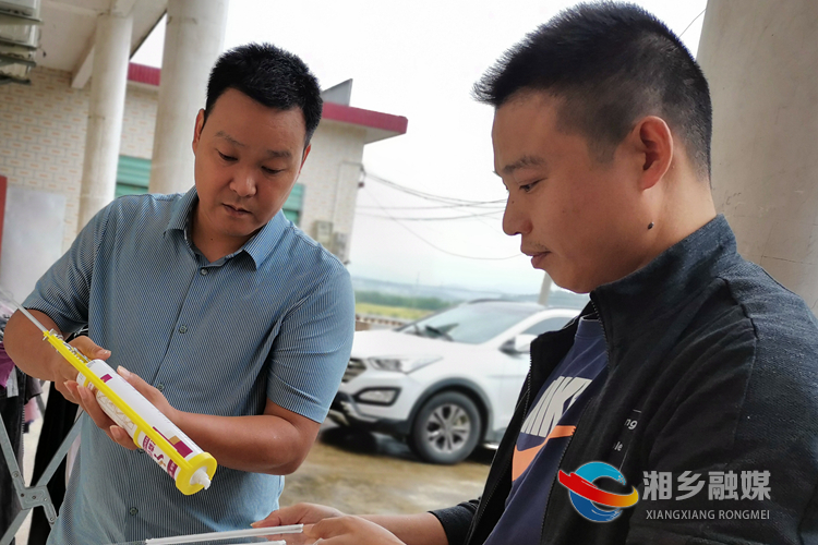 龙洞镇工作人员张贴“大将故里 诗意龙洞”网格化便民牌。.jpg