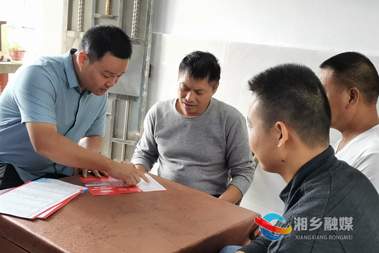 工作人员入户走访群众。.jpg