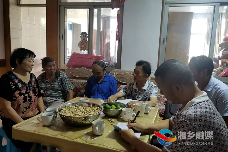 棋梓镇离退休干部党支部深入万罗山社区农民街居民陈种阳家中走访调研。.jpg