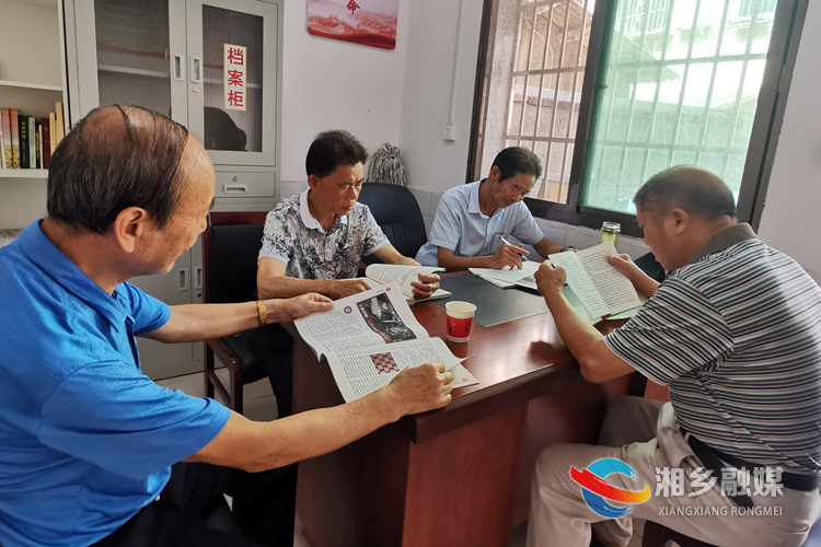 棋梓镇离退休干部党支部成员开展读书活动。.jpg