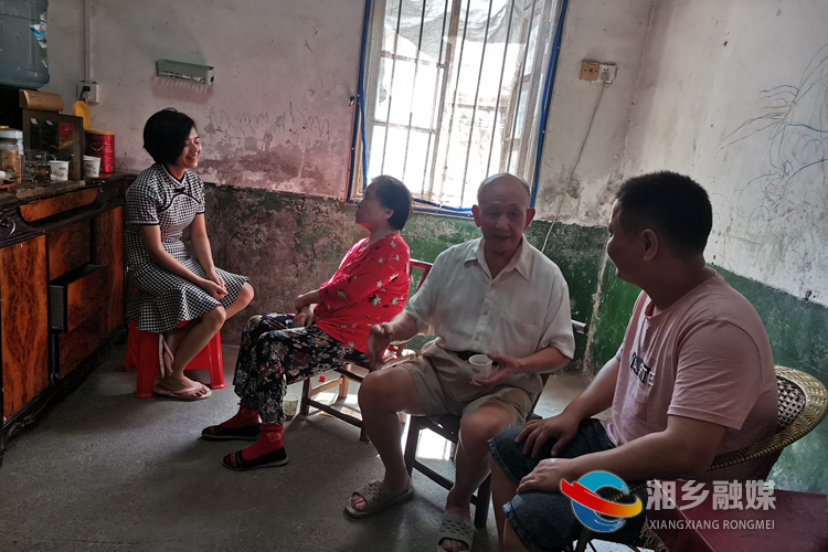 李海泉和老伴一起协调邻里矛盾纠纷。.jpg