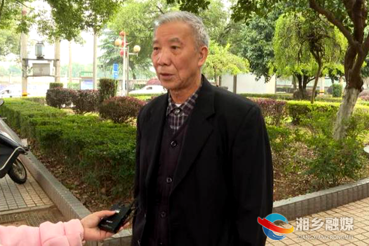 湘乡市环保协会会长刘登安接受采访。.png