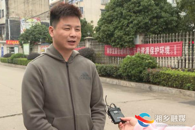 连云村驻村帮扶工作队副队长喻晓晓接受采访。.png
