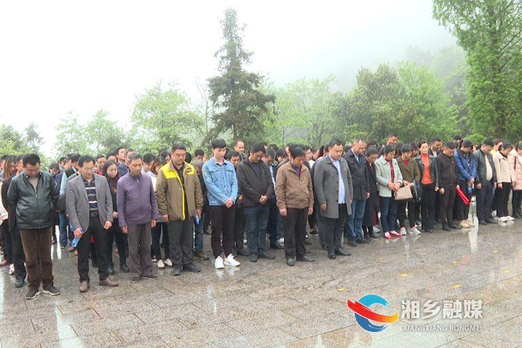 在东台山烈士陵园烈士纪念碑前，学员们列队肃立、集体默哀。.png