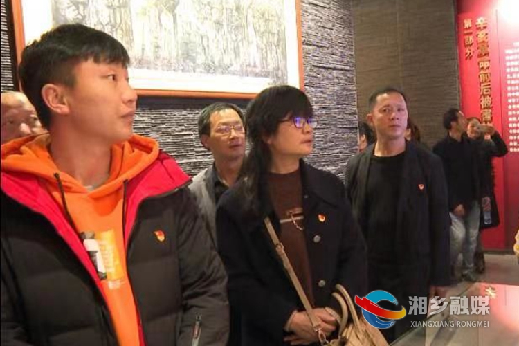 学员们在湘乡烈士纪念馆接受红色革命教育。.jpg