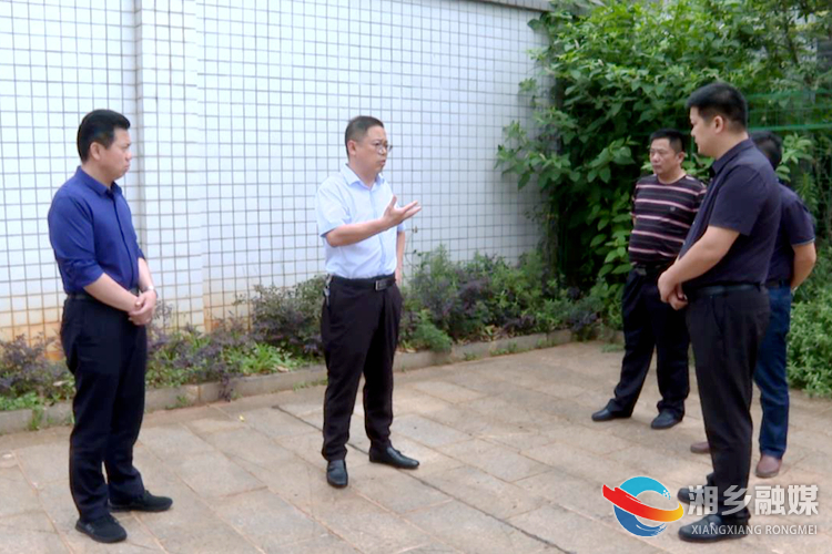 彭瑞林在湘乡市空气质量监测点了解全市大气污染整治工作情况.jpg