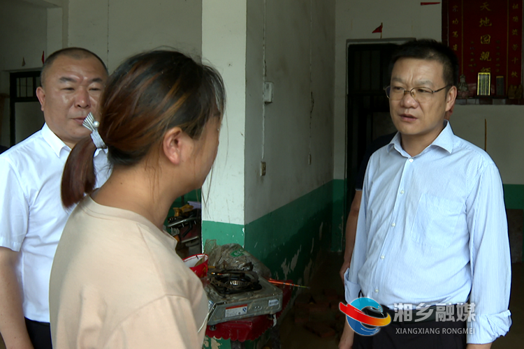 周俊文看望慰问受灾群众.png