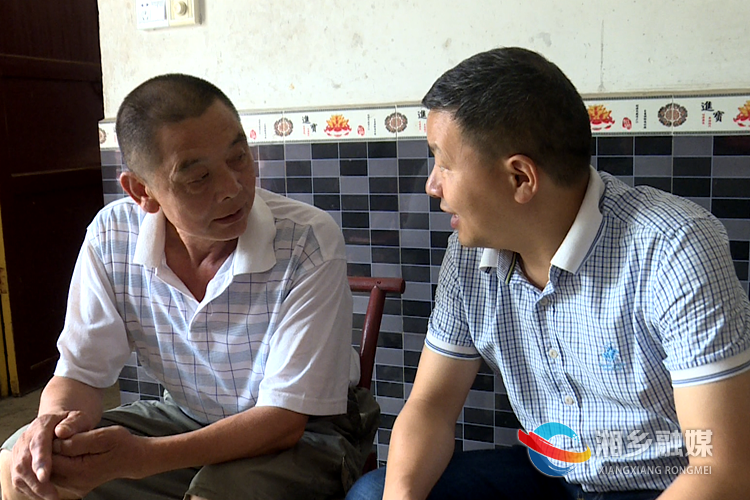 李文亮与困难党员李新辉交谈.png