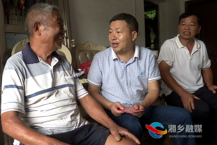 李文亮看望慰问困难党员王海藩.png