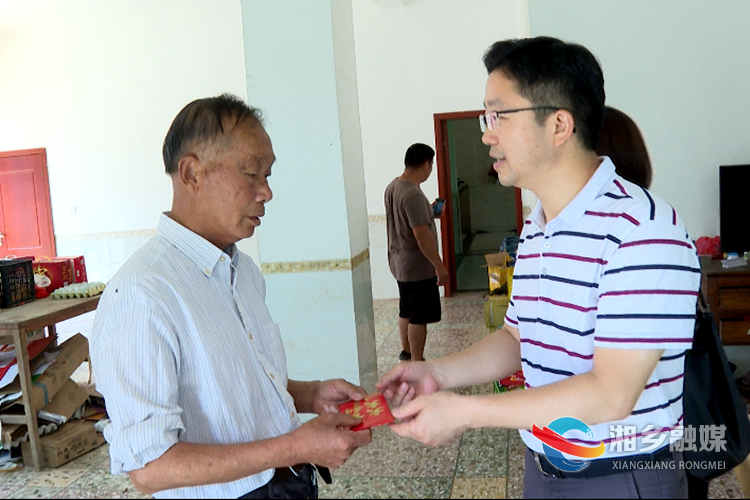 　谢岸烨看望慰问困难党员贺枚村.png