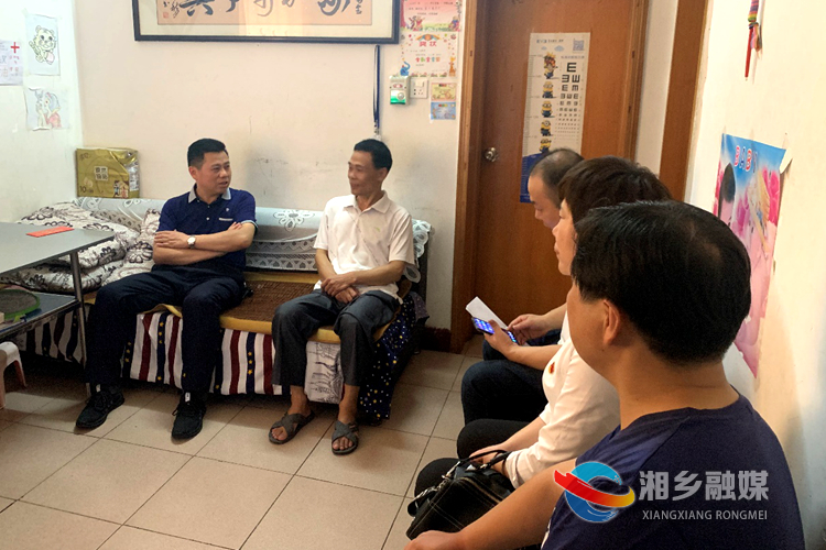 陈星辉看望慰问困难党员成湘智.jpg