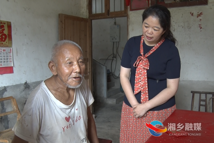周赏玲看望慰问困难党员刘学贤.png