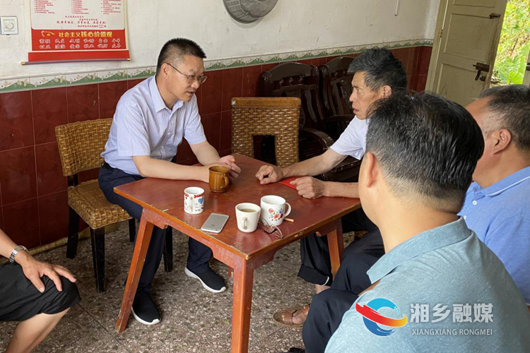 周俊文看望慰问困难党员王正明.jpg