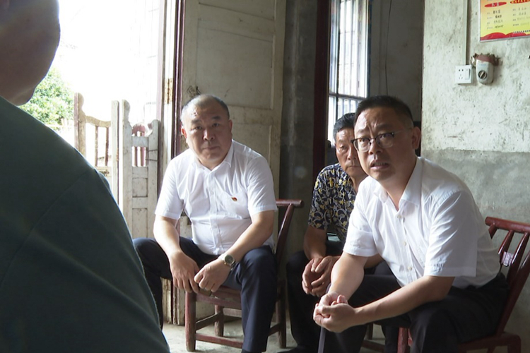 彭瑞林看望慰问困难群众胡章华.jpg