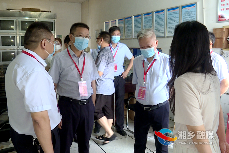 周俊文对考务人员表示亲切问候与感谢.png