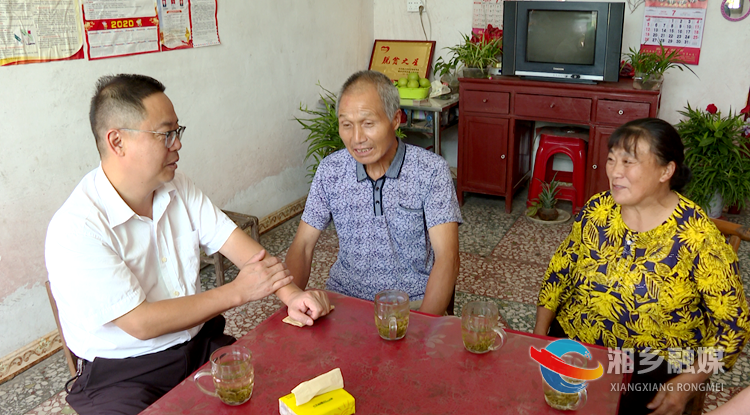 彭瑞林走访慰问建档立卡贫困户左正坤..png