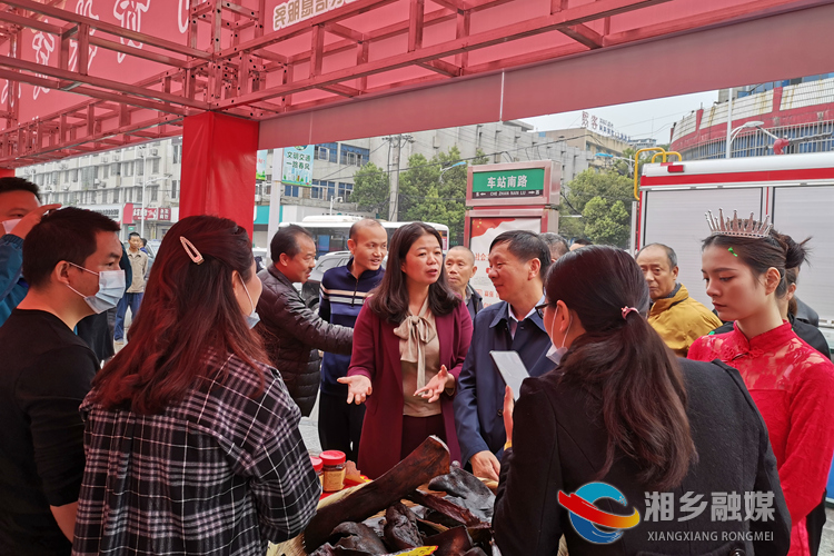 出席仪式的领导参观展位.jpg