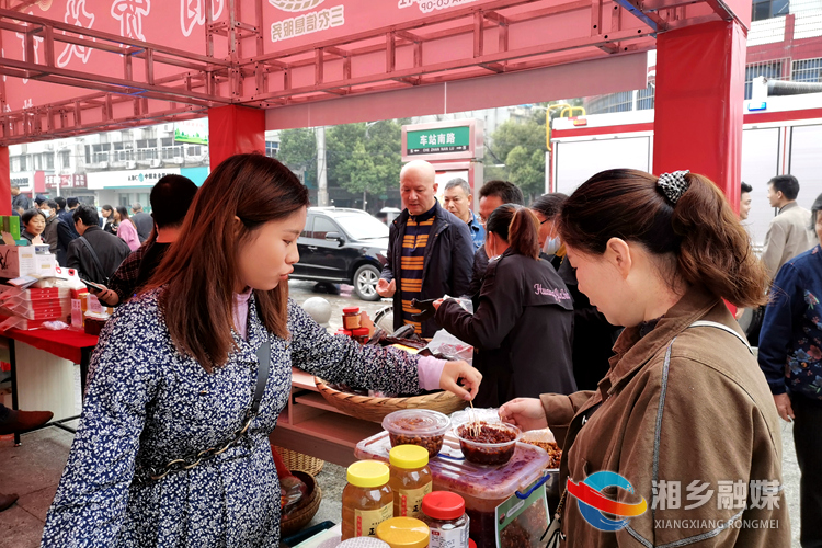 市民正在挑选农产品。.jpg