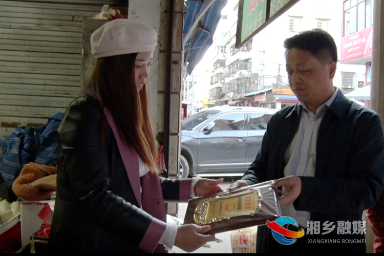 市委常委、组织部长袁钢赤走访慰问首批“湘乡市优秀农村实用人才”王春梅。.png