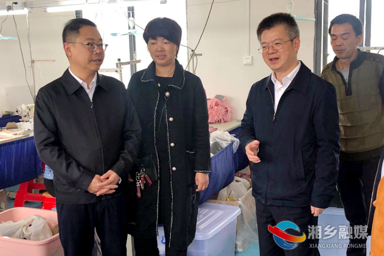 何俊峰在东安村的丽之红扶贫车间督查，了解企业生产经营、产品销售、就业安置等情况。.jpg