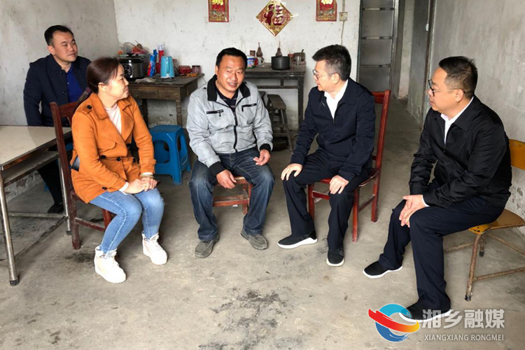 何俊峰与贫困户彭云华亲切交谈。.jpg