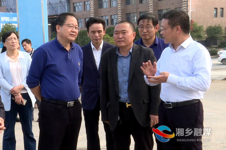 考核组在电力产业园实地查看了解园区就业扶贫情况.png
