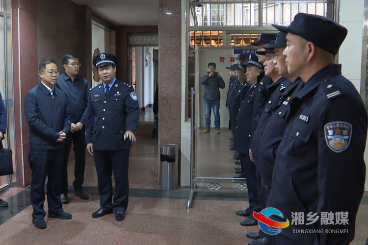 彭瑞林看望公安民警。.png
