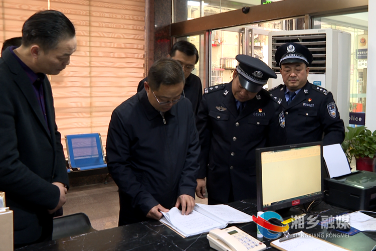 彭瑞林在望春门派出所查看报警案件处警登记情况。.png