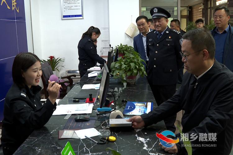 彭瑞林体验派出所身份证办理流程并对工作人员高效热情的服务表示肯定。.png