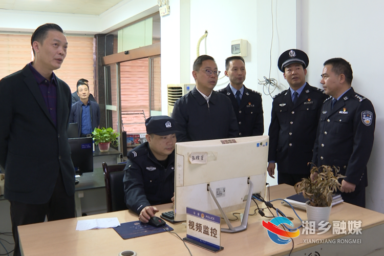 彭瑞林在望春门派出所综合警务指挥室查看视频监控。.png