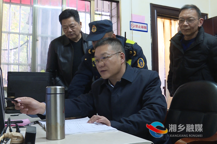 在栗山超载超限检测站，周俊文察看超限车辆查扣、处罚记录。.png