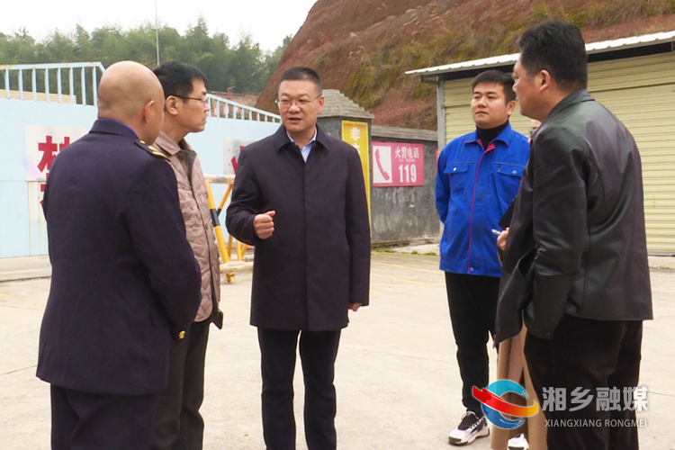 在栗山液化气站，周俊文了解企业应急预案等工作。.png