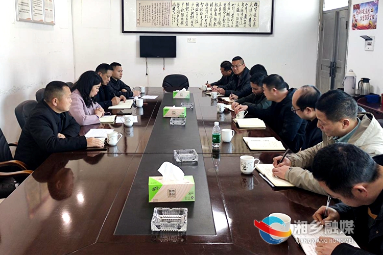 周赏玲听取月山镇村（社区）“两委”换届工作情况汇报。.jpg