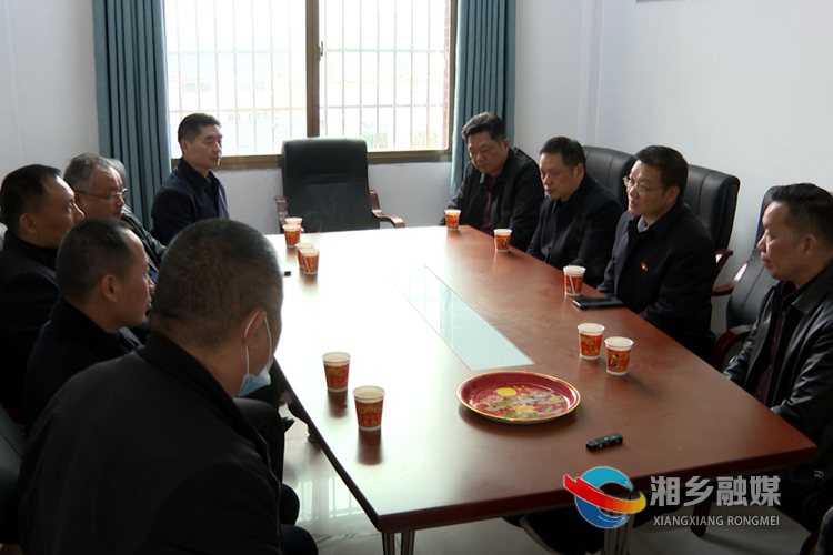 周俊文在东郊乡永丰村督查村（社区）“两委”换届工作。.png