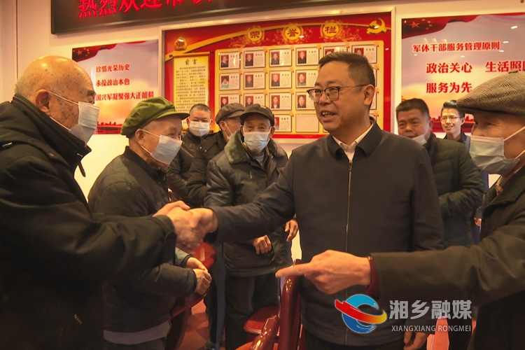 彭瑞林与老干部们一一握手。.jpg