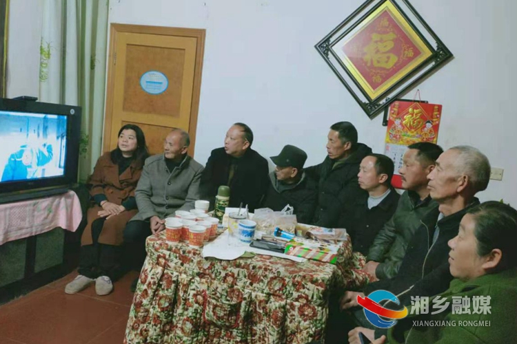 东山街道城东村党员群众在家自行组织学习观看。.jpg
