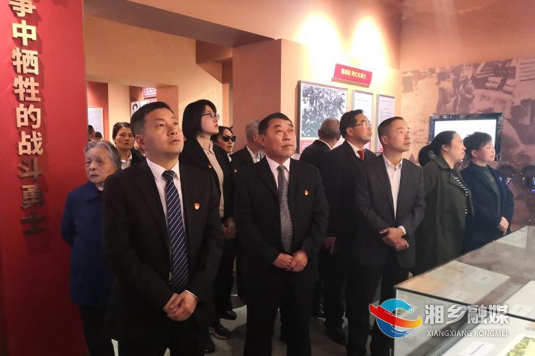 在烈士纪念馆参观。.jpg