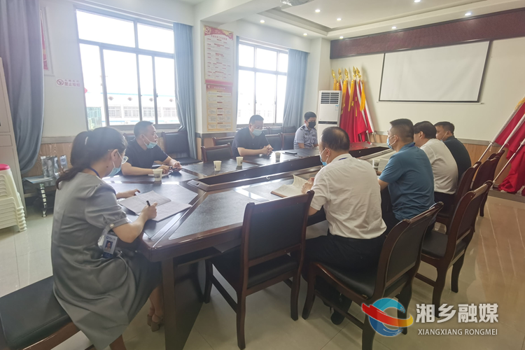 郭勇听取市二人民医院新冠肺炎疫情防控工作开展情况汇报。.png