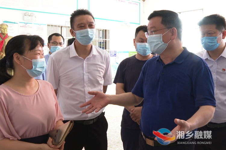 赵新文在龙洞镇卫生院与接种群众交谈。.png