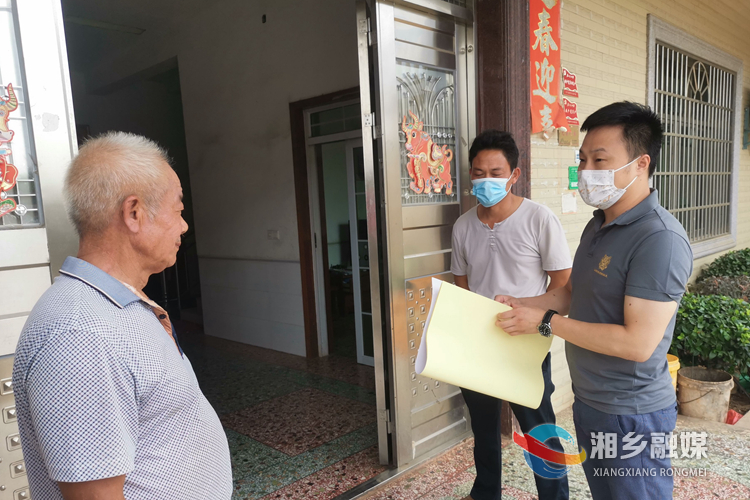 组工干部刘亚杰逐户摸排、宣传。.jpg