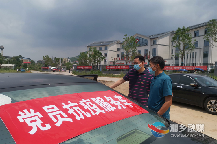 组工干部为打疫苗的群众提供全程服务。.jpg