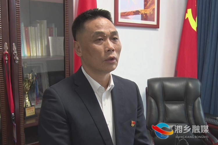 张江村党总支书记、主任成方奇接受采访。.jpg