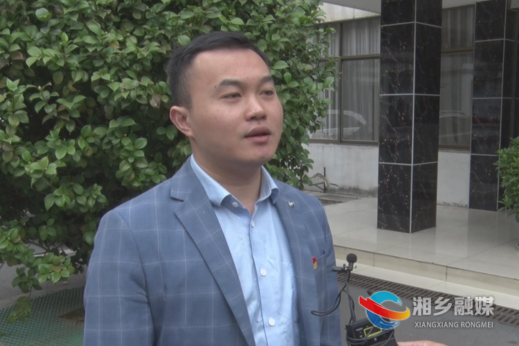 市城市管理和综合执法局办公室主任陈昊接受采访。.jpg