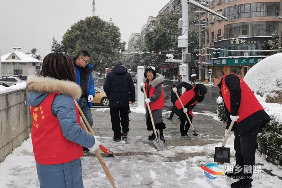   市财政局党员干部在涟滨路铲雪除冰。.jpg