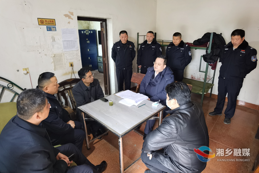郭勇在东郊乡派出所督查平安建设工作。.png