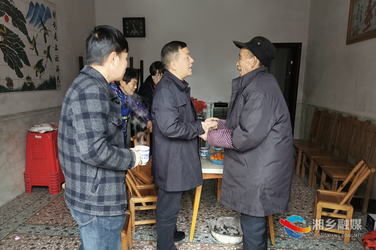 李文亮到梅桥镇走访慰问困难党员刘坤岩。.jpg