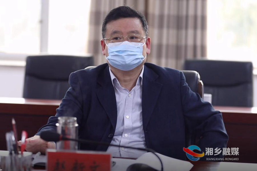 赵新文参加分组研讨。_副本.jpg
