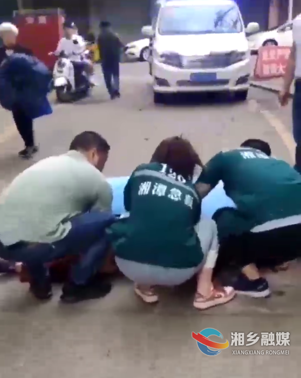 戴斌（左一）和医护人员将老人抬上车。.png